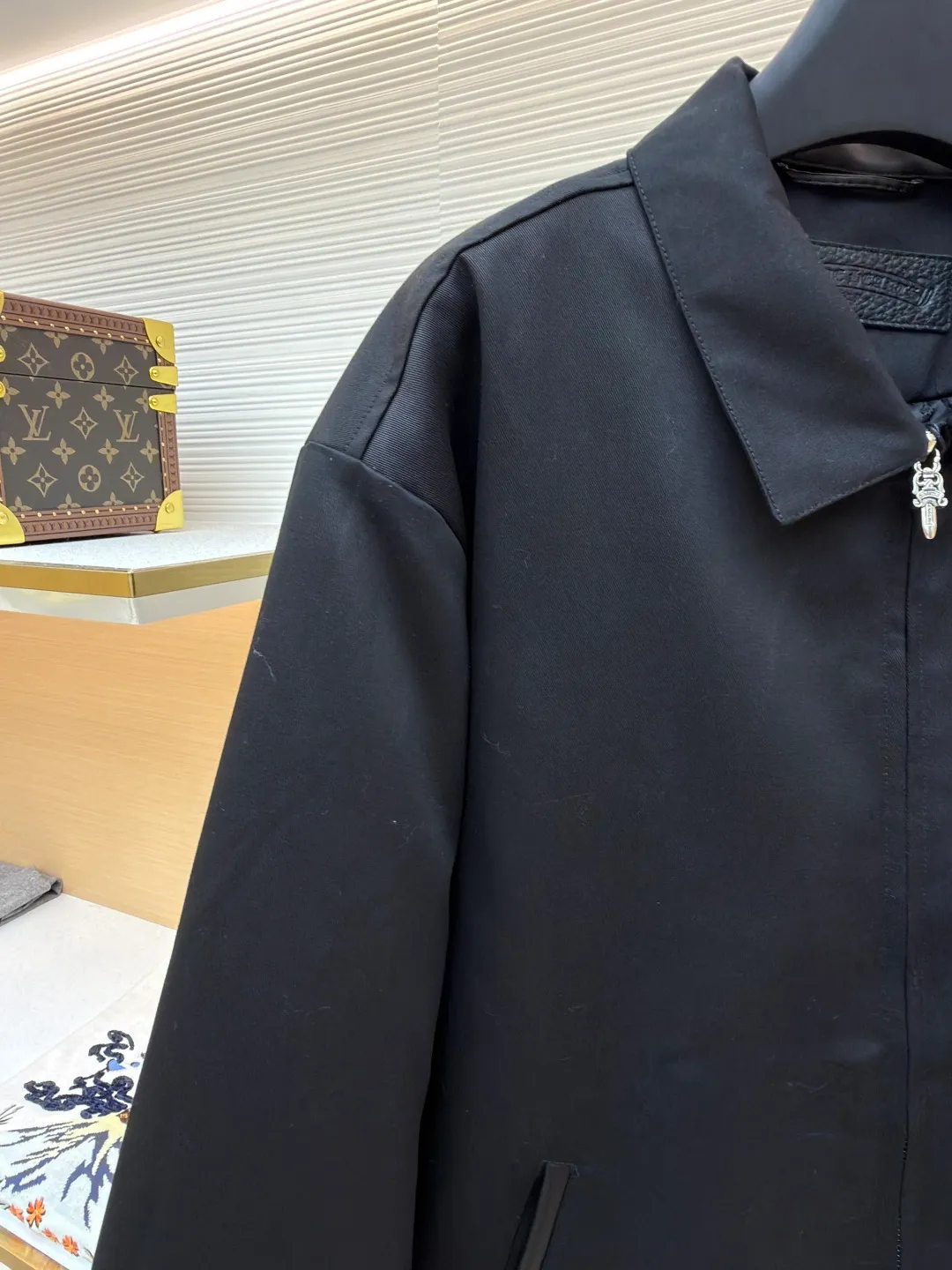 Chrome Hearts solid color logo patch lapel jacket ●Original version: purchased and developed by 13730 ●Item number: 1681764-B75 ●Fabric: leather fabric ●Technology: patch production ●Color: black ●Version: fitted version ●Weight: about 1020 grams ●Size: S-M-L-XL ●Description: Made of high-density matte fabric, treated with anti-wrinkle shaping technology, it has both stiffness and drape texture, smooth touch and not easy to pilling. The body is decorated with the brand's iconic cross embroidery, which is created through three-dimensional quilting embroidery technology. The pattern is full of layers and clear texture, which is both recognizable and refined. The cuffs are spliced ​​with leather labels and fixed by heat-pressing lamination technology to enhance texture and durability. The version is loosely cut, with metal zipper + decorative pendant, which makes it easy to put on and take off and enhances the details; the cuff button adjustment design adapts to different arm circumferences, and the hem is naturally edged to ensure a neat fit. The stitching of the whole garment is neat, with no exposed threads at the splicing points. The size is measured manually (an error of 1-3CM is normal). The craftsmanship balances the dark style and practical wearability. It is a single product with both styling and practicality. The overall wiring is straight and delicate, the fabric is comfortable and soft, and the color is consistent without color difference. It can be matched with the same style to create a fashionable look and control various occasions. Customized accessories, complete with three standards, same style for men and women!